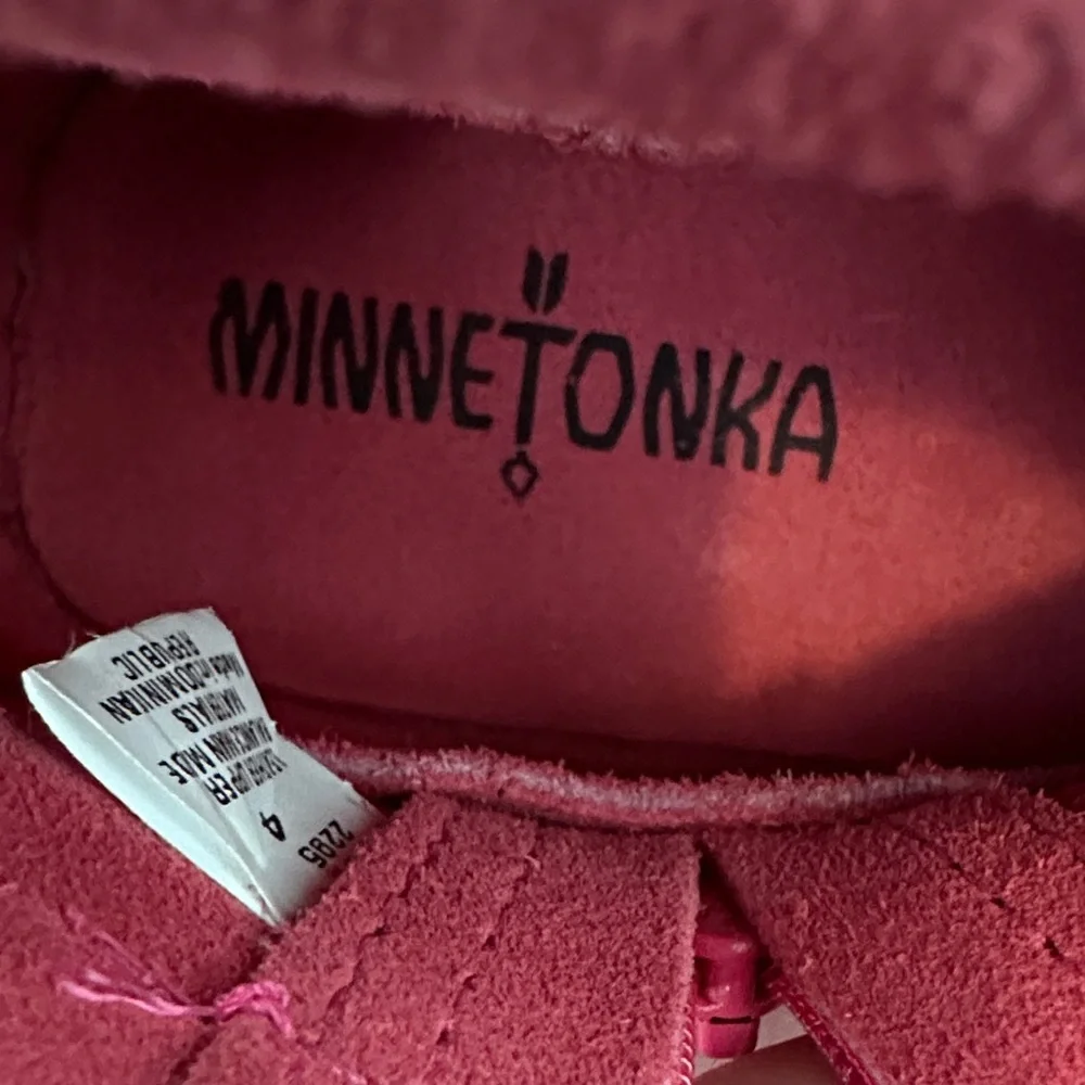 Minnetonka Pink Fringe Moccasins Girls 4